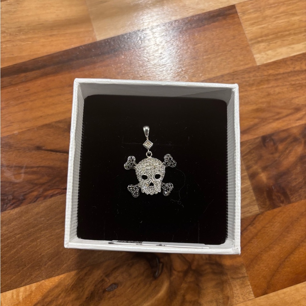 Silver Skull Pendant with black and white diamonds 💎